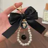 Gravata borboleta grande estilo coreano inspirada na Chanel com chaveiro de fio de pérolas, pingente de bolsa de fita, acessório de cabelo feito à mão, acessório de carro