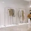 Arara de chão para loja de roupas prateleira para roupas femininas combinação de expositores com cabides dourados prateleira especial para pendurar na lateral da loja