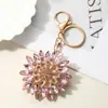 Llavero de metal con incrustaciones de diamantes de girasol vintage europeo y americano transfronterizo, diseño de hoja floral colorido, accesorio de moda de lujo ligero