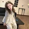 Conjunto Feminino Estilo Coreano Primavera/Outono 2026 Renda Novo Elegante Colete de Manga Longa Calça Larga de Manga Longa Conjunto de Três Peças Infantil