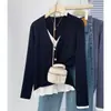 Suéter Casual de Cuello en V de Temperamento 100 kg Tallas Grandes para Mujer Nuevo Estilo Otoño/Invierno para Mujeres de Tallas Grandes Top de Punto Falso de Dos Piezas 8867
