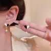 Pendientes Pequeños y Exquisitos de Perlas Negras y Blancas con Forma de Corazón para Mujer 2025 Nuevo Estilo Caliente Lujo Accesible de Alta Gama Pendientes Franceses