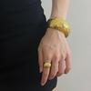 Diseño nicho francés pulsera de anillo liso abierto con textura tallada vintage exagerada pulsera de cara ancha de oro vintage