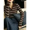Ropa de punto para mujer con cuello polo a rayas estilo coreano, nicho, adelgazante, versátil, capa base, suéter, top para el trabajo