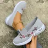 Sapatos de mãe 2026 novo estilo, sapatilhas bordadas de bico fino, calce fácil, respiráveis, casuais para mulheres de meia-idade e idosas, disponíveis em tamanhos grandes, adequados para vendas transfronteiriças