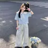 Conjunto de Estilo Casual para Niñas 2026 Verano Nuevo Estilo Camiseta de Manga Corta con Cuello de Solapa Pantalones de Pierna Ancha a Cuadros Conjunto Casual Deportivo de Dos Piezas