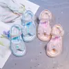 Sandalias de punta abierta para niña 2025 verano nuevo suela blanda zapatos de princesa dulce niña playa zapatos de bebé zapatos de cristal