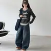 Conjunto estiloso e moderno de outono/inverno para meninas: um conjunto composto por uma blusa de moletom e jeans, em estilo coreano, perfeito para uso casual e como um conjunto de duas peças de outono para meninas mais velhas