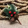 Decoraciones navideñas: piñas, agujas de pino artificiales, bayas rojas, bellotas, decoraciones de frutas, colgantes de Navidad, accesorios, adornos
