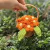 Planta en maceta azul de flor pequeña nueva, planta en maceta de flor de pompón tejida a crochet hecha a mano, adorno de decoración de escritorio, flor eterna tejida