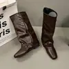 Nueva colección de otoño 2026 para mujer: Botas que aumentan la altura, de longitud hasta el tobillo, con estilo retro, puntera cuadrada versátil y detalles de hebilla, que se asemejan a botas de montar de caña alta
