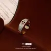 Anillo abierto de flor con letra de circonita ins sentido del diseño de nicho anillo de dedo de comida moda de lujo ligero nueva joyería al por mayor