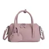 Bolso de temperamento de moda Bolso Boston tipo almohada 2026 nuevo estilo de moda bolso de un solo hombro para llevar debajo del brazo bolso de mano simple bolso de bolos