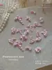 Uñas Artísticas Nuevas de Moda con Acabado Satinado, Decoraciones Suaves de Moños Esculpidos, Decoraciones de Uñas de Moños Largos de Seda Tallados a Mano y Accesorios de Serpentinas