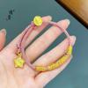 Jin Yan no se ha desvanecido en mucho tiempo.. Pulsera enrollada de estrella de cinco puntas con patrón martillado de oro arena de Vietnam, pulsera de estrella tejida a mano, cuerda
