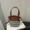 Bolso de Hombro Tejido Color-Block Súper Moderno 2025 Nuevo Diseño de Moda Bolso Cubo Rayado Casual