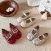 Zapatos de princesa para niños, nueva colección primavera/otoño 2026, zapatos de cuero blanco, estilo Mary Jane, zapatos de suela blanda para niñas pequeñas, zapatos de un solo color