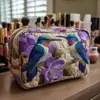 Bolsa de maquiagem acolchoada com flor de íris roxa transfronteiriça, bolsa multifuncional, impressão digital, direto do fabricante