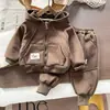 Conjunto de Lã para Meninos Roupas de Inverno 2025 Novo Estilo Jaqueta para Bebês e Crianças Roupas Quentes de Inverno com Capuz Conjunto de Duas Peças