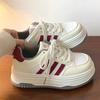 Tênis de Sola Grossa Super Populares para Mulheres Outono 2025 Novos Versátil Sapatos de Plataforma que Aumentam a Altura para Estudantes Esportivo Casual Sapatos Brancos