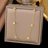 Collar de acero de titanio con flor geométrica cuadrada pequeña de alta gama transfronterizo, cadena de clavícula de cuatro hojas de moda para niñas, famoso en Internet, conjunto
