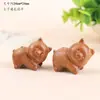 Madera de Durazno Cerdo Durmiendo Talla en Madera DIY Pequeños Accesorios Llavero de Cuentas Tejido a Mano Colgante Encanto para Bolsas Adornos Wenwan