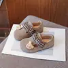 Sapatos Infantis com Solas Macias, Sapatinhos de Bebê, Moda Coreana Outono 2025, Sapatos Versáteis Birkenstock com Renda Feita à Mão para Meninas