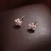 Aretes de Tachuela Flor de Cinco Pétalos con Circonita Flash para Mujer Dulces Versátiles Simples de Alta Gama Moda Lujo Ligero Nicho