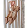 Sandalias cerradas con tira en el tobillo, de moda y versátiles, nuevas 2026, nicho, tendencia, color nude, punta fina, tacón grueso, lazo, zapatos de mujer