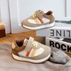 Tênis esportivos masculinos, novos modelos de primavera e outono, sapatos femininos, sapatos leves de couro para bebês, tênis de corrida respiráveis para meninas