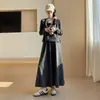 Conjunto de falda de tres piezas para uso casual en primavera y otoño, con un aire de alta gama estilo coreano, que incluye un cárdigan, una camisola y una falda.