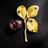 Nuevo broche exprés de cuatro hojas que combina con todo, elegante ramillete de moda femenina de alta gama, elegante alfiler de hoja de cristal, accesorios para trajes