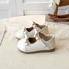 Sapatos de Couro para Meninas Primavera e Outono 2025 Estilo Chanel Sapatos Individuais Infantis Meninas Pequenas Sapatos Mary Jane Japoneses com Solado Macio para Bebês e Crianças Pequenas