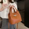 Nova Moda Primavera e Verão 2025 Bolsa Satchel de Couro Macio Elegante Bolsa Saco Elegante Versátil para o Dia a Dia Feminina de Ombro Único Transversal