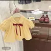 Conjunto Infantil Feminino Verão 2026 Nova Blusa Amarela Fofa Gola Boneca com Shorts Jeans Casuais