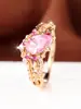 Anillo de Luz con Forma de Pera Rosa de Circonita Cúbica de Venta Caliente Transfronteriza Anillo de Corona Hueca de Lujo con Piedra de Color