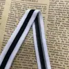 Venta al por mayor de fábrica, cinta de tracción horizontal en blanco y negro, banda de punto con raya de color intermedio, accesorios para la parte posterior del cuello de pantalones, tira lateral