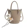 Bolsa de Design Retro de Nicho para Mulheres 2026 Nova Textura de Alto Padrão Versátil Bolsa Transversal Cor Pura Bolsa de Mão Estilo Balde
