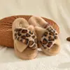 Chinelos Fofos com Tiras Cruzadas Estampa de Leopardo para Mulheres, Roupa de Casa Outono/Inverno, Sola Grossa, Antiderrapante, Antibacteriano, Pelúcia Quente, Chinelos de Algodão para Interior/Exterior