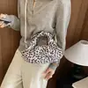 Bolso de mano de otoño de nicho con lazo para mujer, moderno, retro, versátil, estampado de leopardo, de alta gama, casual, bandolera