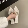 Sandálias de verão femininas elegantes estilo coreano para uso ao ar livre, novo modelo 2026, salto baixo, com laço, bico aberto, bico fino, sandálias slip-on da moda