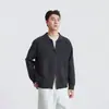 Además, la colección de otoño de 2026 presenta una chaqueta suéter de manga larga de alta gama para hombre hecha de una mezcla de lana con cremallera.