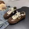 Zapatillas de entrenamiento versátiles de moda con cordones 2026, zapatillas casuales de suela gruesa para mujer de otoño, zapatillas de lona de caña baja en color marrón y rojo