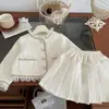 Conjunto Estilo Fragrante para Menina Primavera e Outono Novo Renda Moda Bebê Saia Plissada Conjunto de Duas Peças