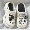 Zuecos de diseño floral con suela gruesa para mujer, sandalias de punta cerrada, nuevas de moda de verano antideslizantes 2026 estilo playa con aumento de altura