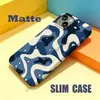 Capa de celular abstrata camuflada fluida azul e branca minimalista estilo coreano para iPhone 18 Pro, apresentando um design artístico único e uma capa rígida de cobertura total