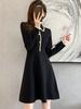 Vestido Negro Pequeño Estilo Hepburn, Ropa de Mujer Otoño 2026 Nuevo Vestido de Punto de Manga Larga de Cintura Alta Línea A para Mujer