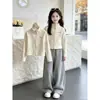 Sudadera para Niña Otoño 2026 Estilo Nuevo Niños Elegante Monopieza Forro Polar Superior Otoño e Invierno Niñas Pequeñas Uniforme Escolar Conjunto Esencial