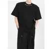 Nova Camiseta de Manga Curta de Alto Padrão para Homens no Verão com Design Único de Tachas Metálicas, Estilo Coreano Resistente Moda Tendência de Manga Meia