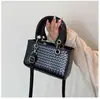 Bolsa de mão pequena trançada estilo coreano para mulheres, novo modelo 2026, padrão trançado, de ombro único, adequada para trabalho e deslocamento, bolsa quadrada pequena transversal